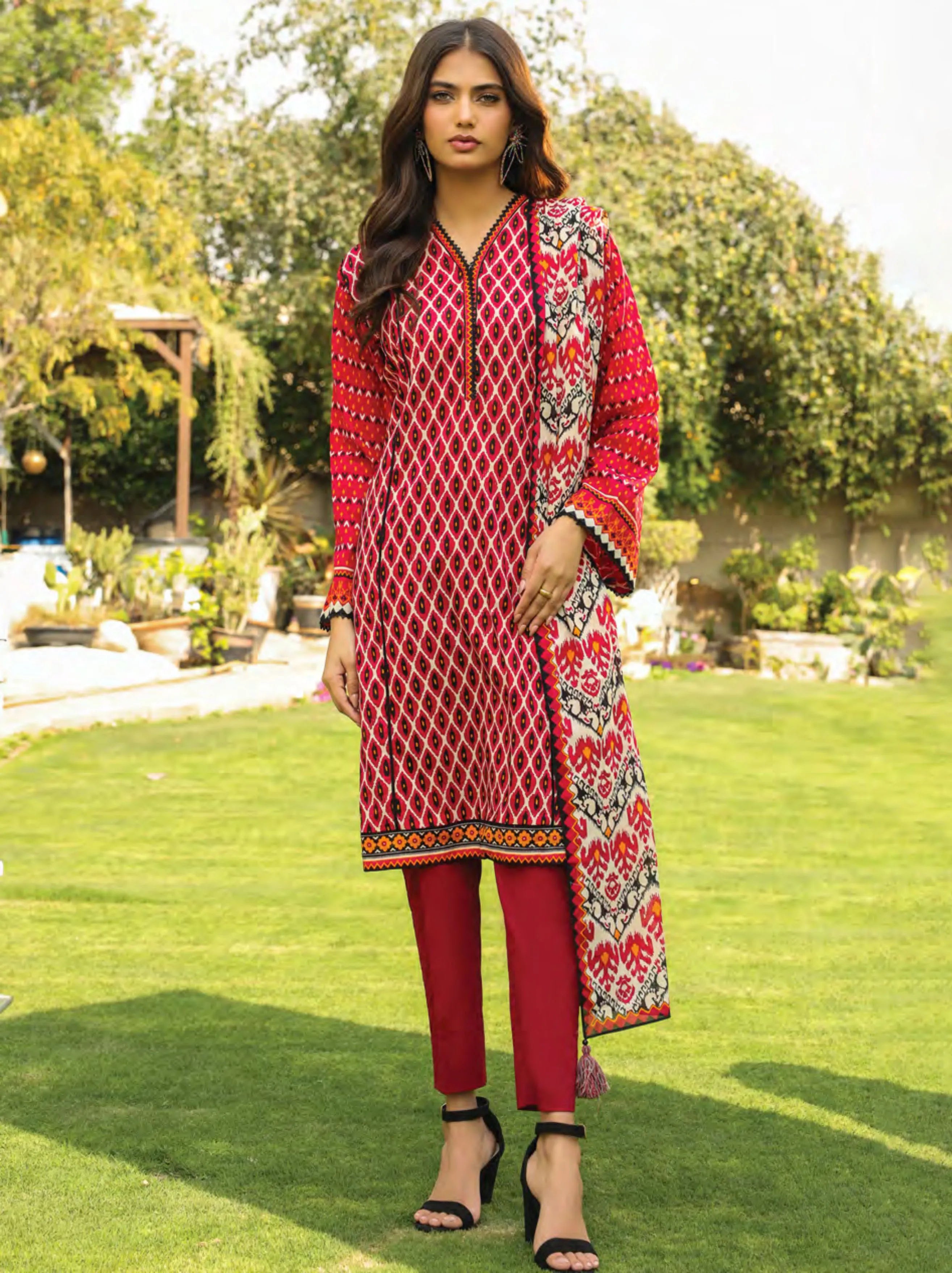Komal Printed Lawn Collection 2024 By Lakhany (LG-SR-0176-A)