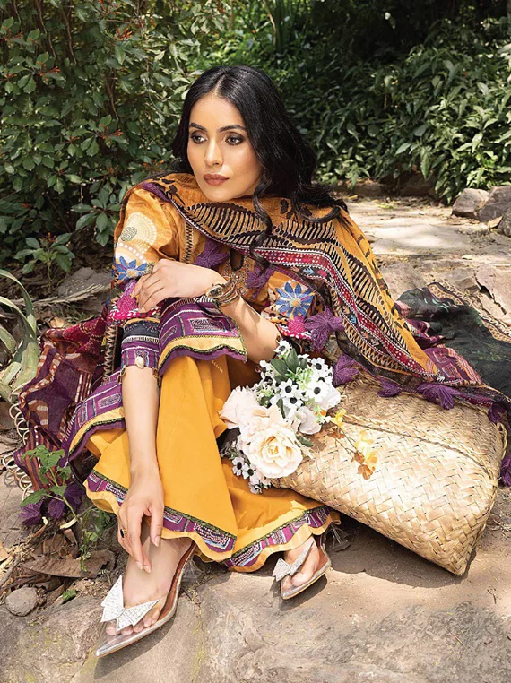 Zaire-Embroidery-Lawn-Collection-2023-By-Puri-Fabric-ZEC-016-UMAR-POSHAK-MEHAL